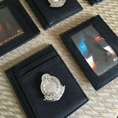 Deception: Murder in Hong Kong. Upgraded metal badges in wallet