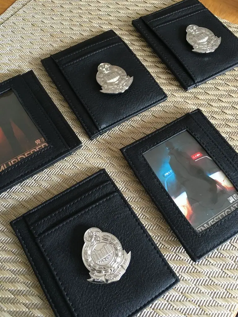 Deception: Murder in Hong Kong. Upgraded metal badges in wallet