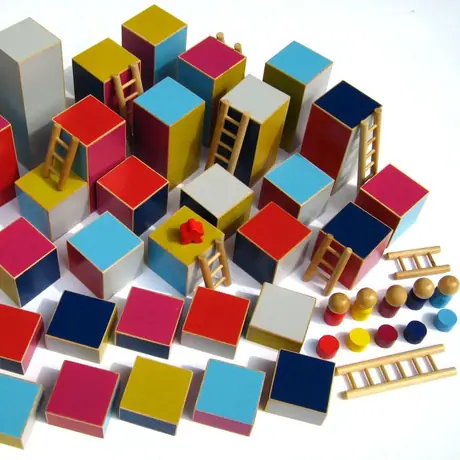 All the components - carc meeple to compare the size