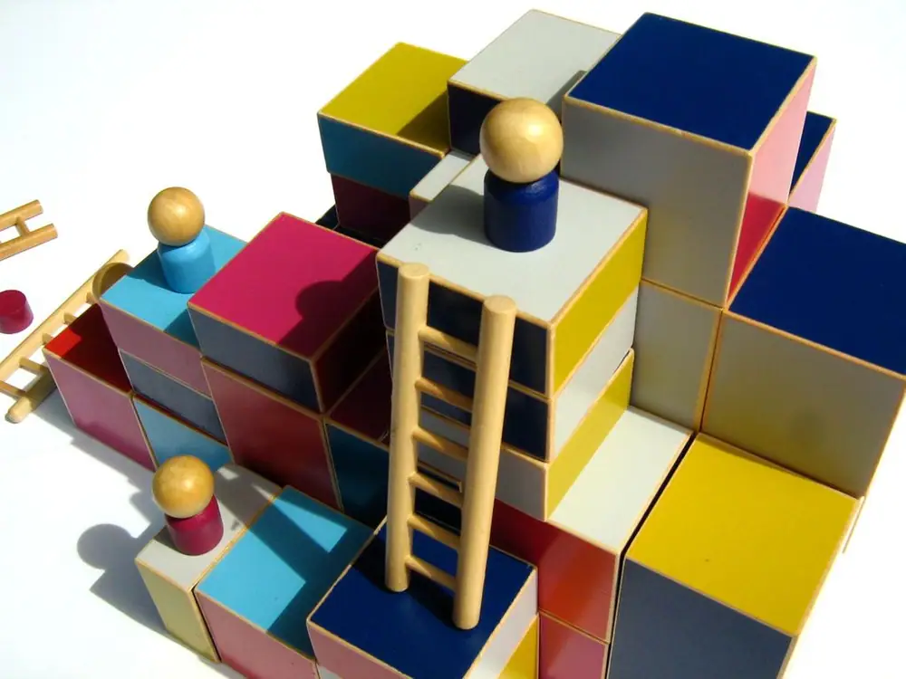 Game in play: Dark blue creating a "climbaway-leader problem"