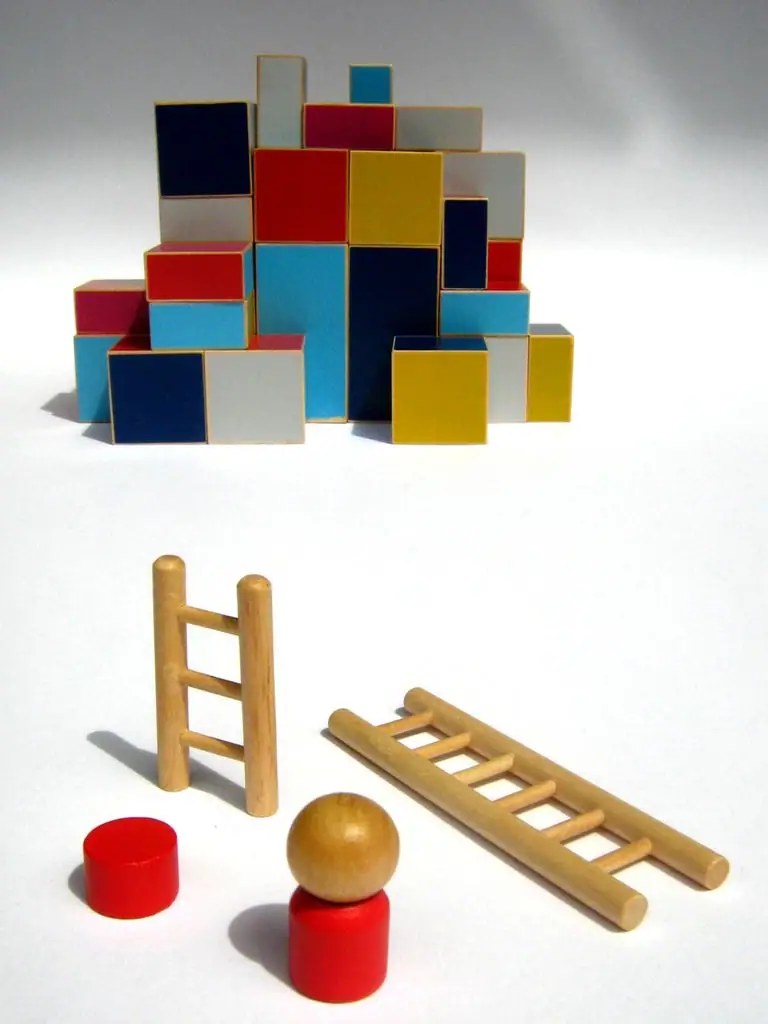 Pawn, blocking stone, short ladder, long ladder: All you have as a player. And ladders can used only once in the whole play! In the background: The challenge.