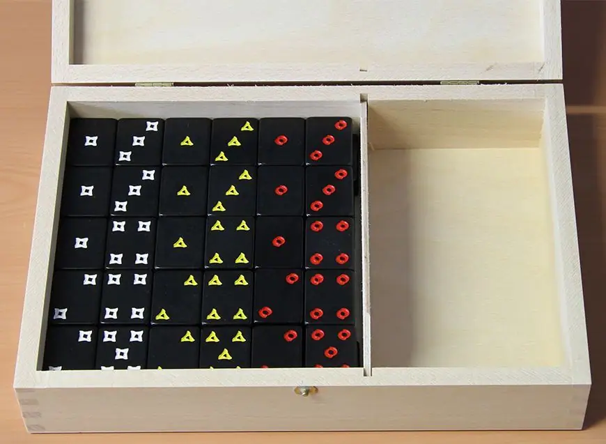 Hanabi Deluxe, ABACUSSPIELE, 2013 – production sample of the box with the tiles in place (image provided by the publisher)